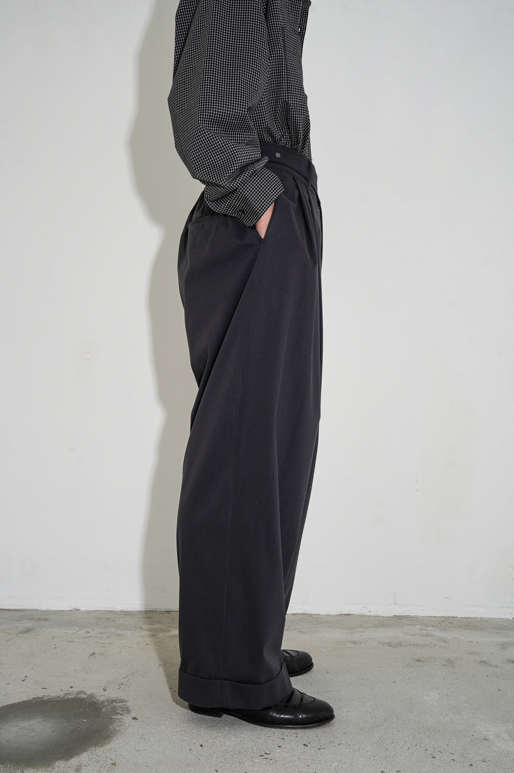 KANEMASA PHIL. "46G SOLARO GURKHA PANTS" [CHARCOAL BLACK]