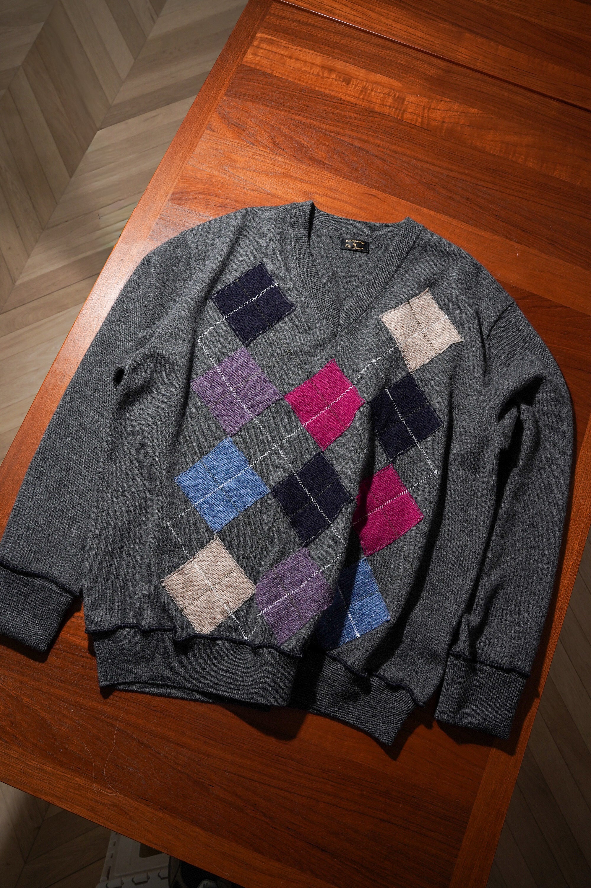 MAATEE&SONS "CASHMERE PATCH ARGAILE SWEATER" [CHARCOAL]