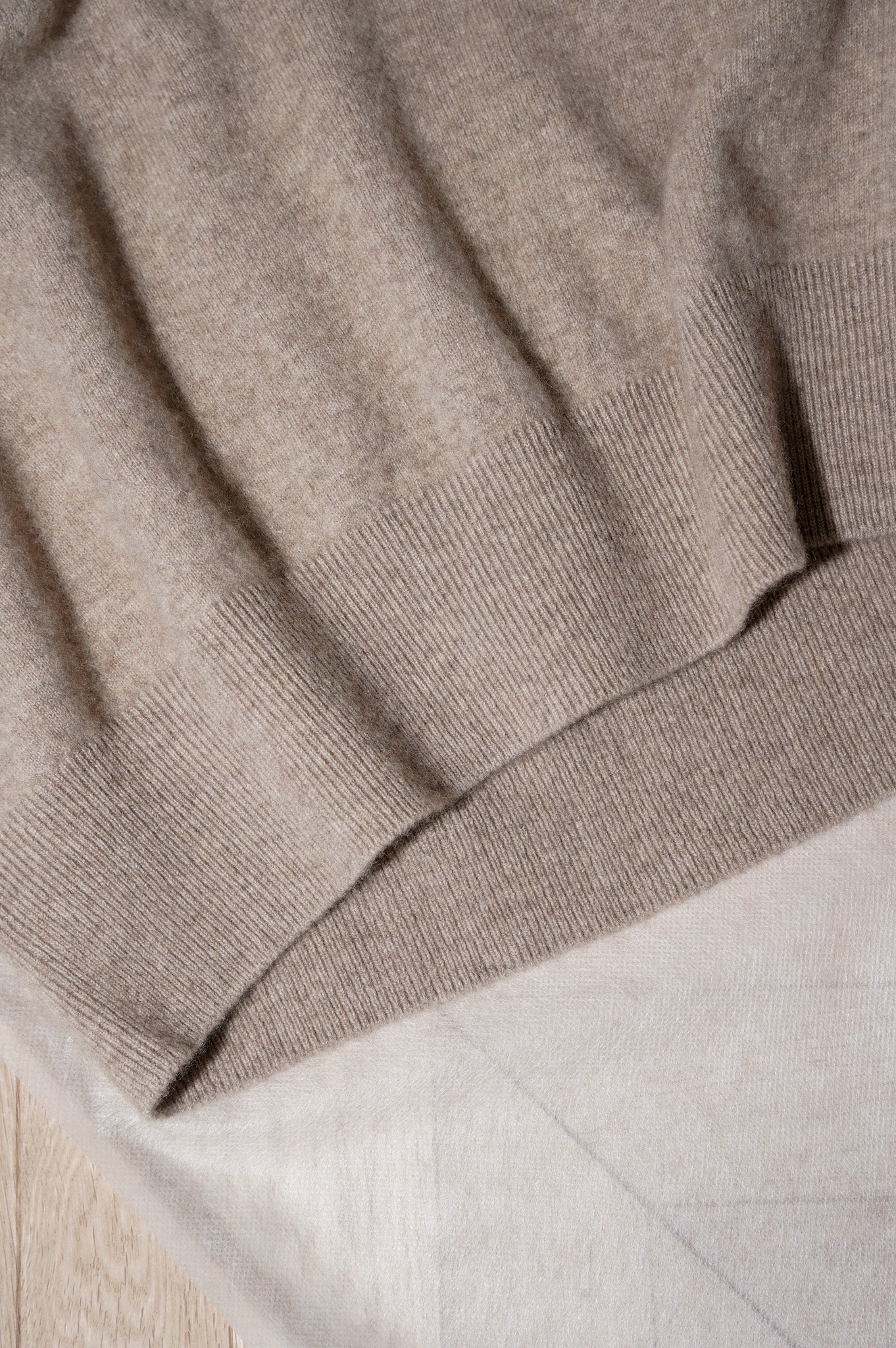 Olde H & Daughter "AGED CASHMERE CREW NECK P/O" [FEATHER]