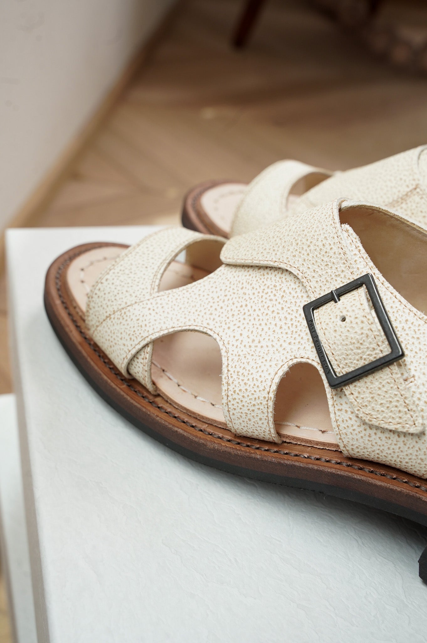 Post Production "Hunt-Sandals" [WHITE]