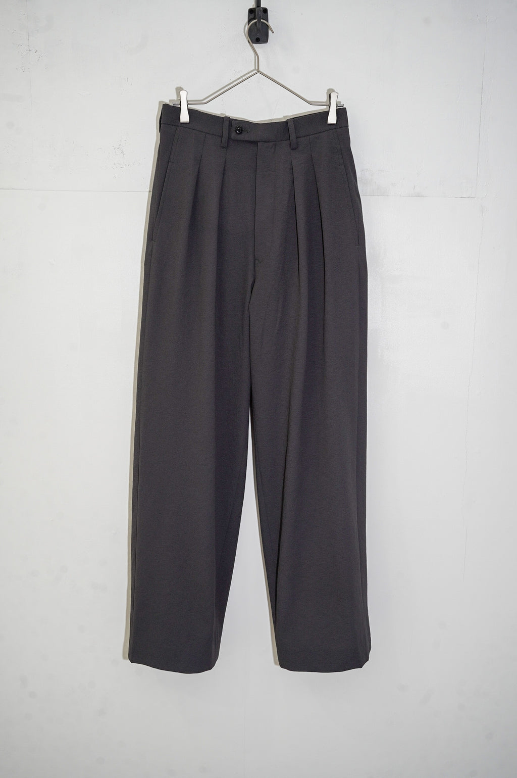 m's braque "TUCKED BAGGY PANTS" [CHARCOAL GRAY]