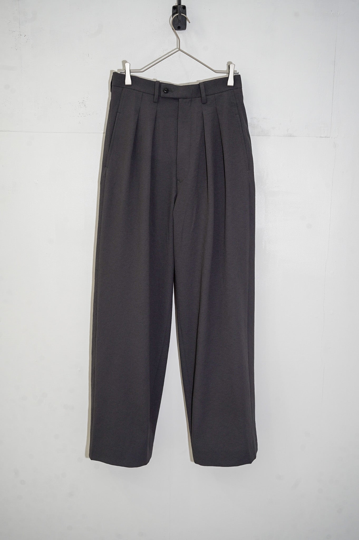 m's braque "TUCKED BAGGY PANTS" [CHARCOAL GRAY]