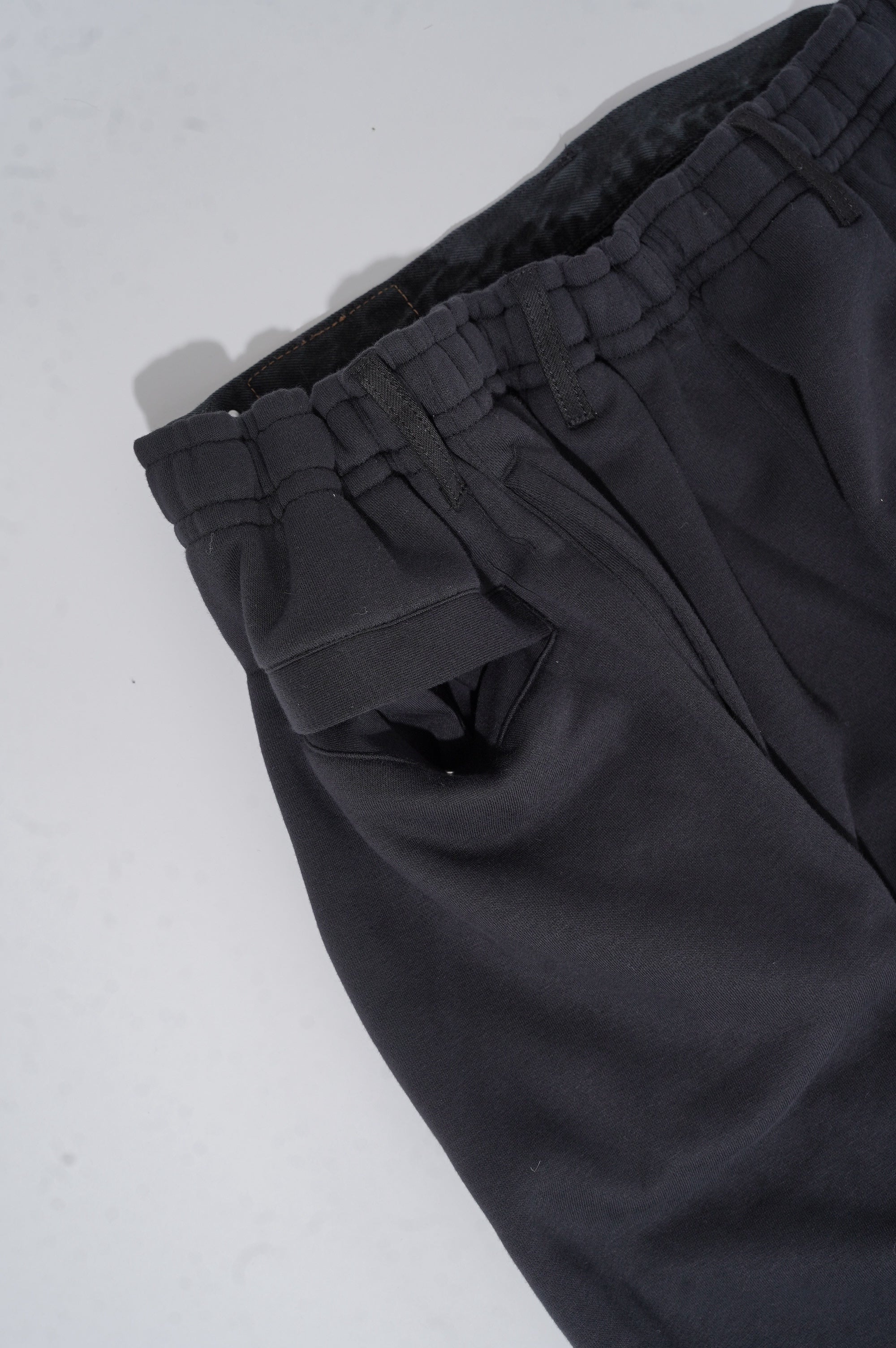 BLESS "OVER JOGGING JEANS" ［BLACK/DENIM BLACK］