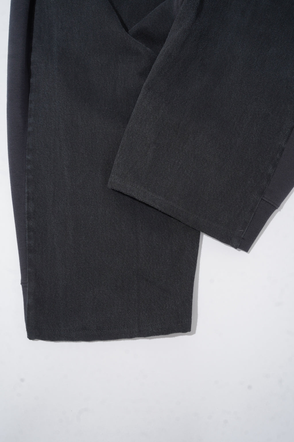 BLESS "OVER JOGGING JEANS" ［BLACK/DENIM BLACK］