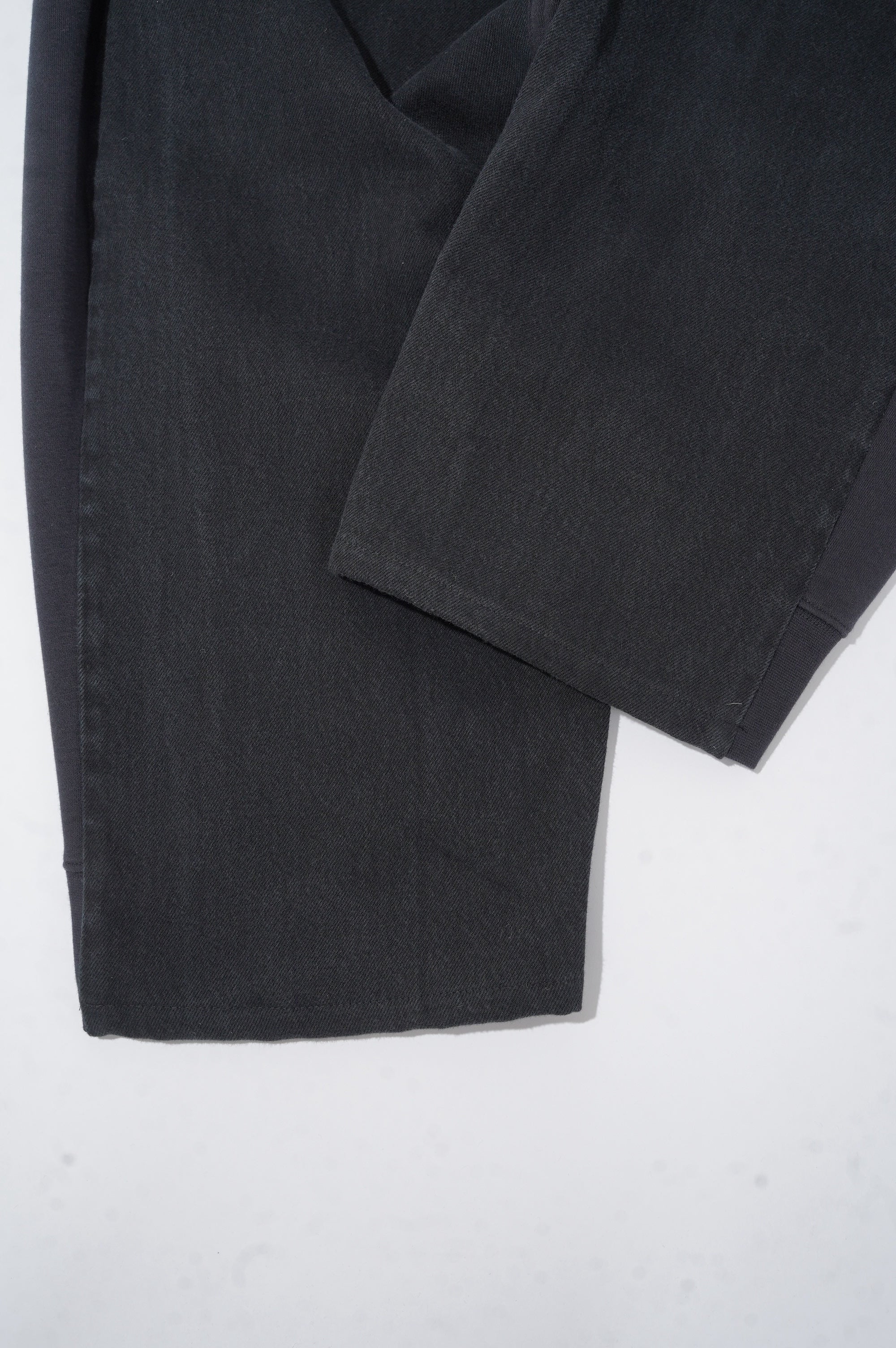 BLESS "OVER JOGGING JEANS" ［BLACK/DENIM BLACK］