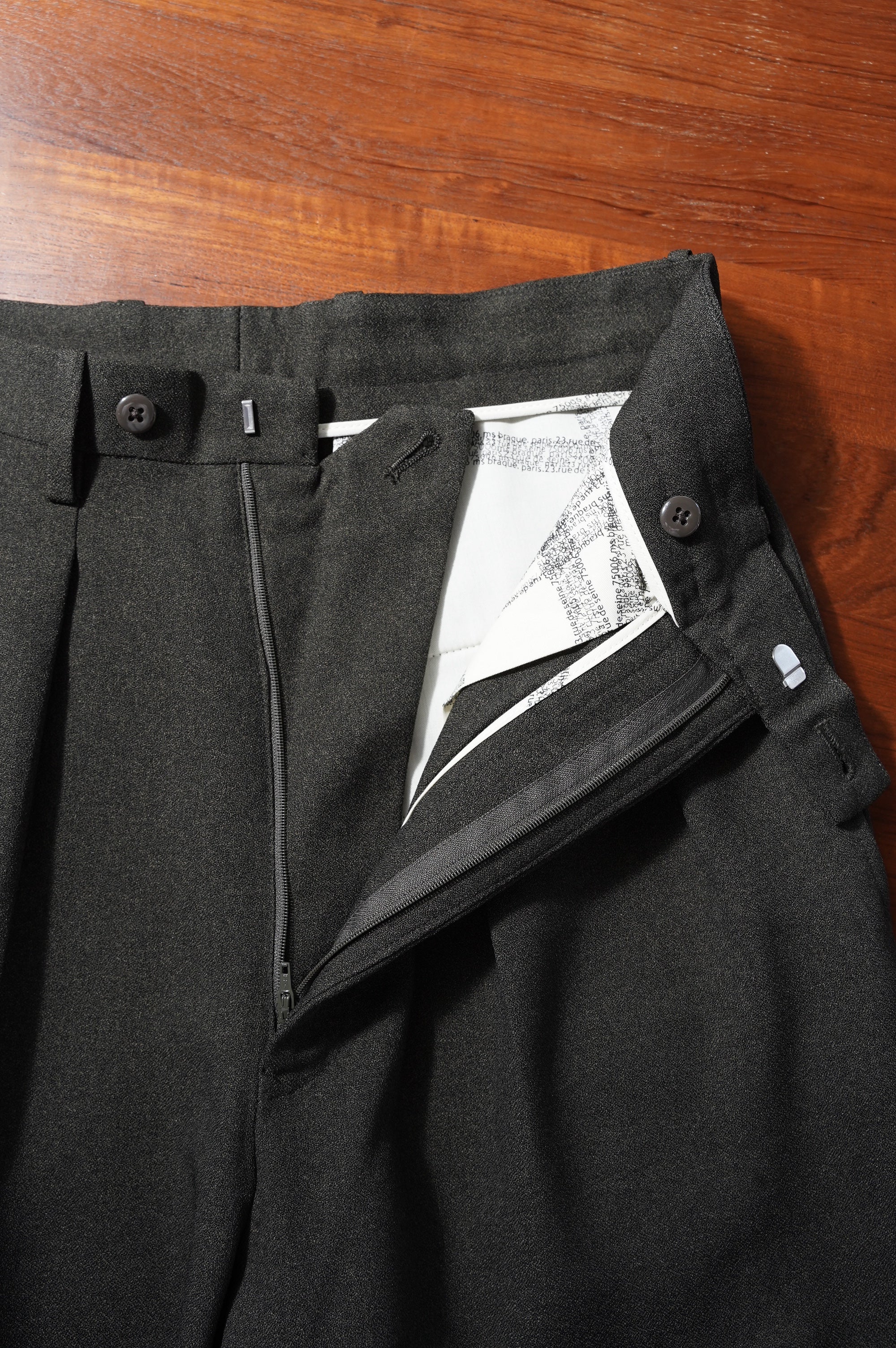m's braque "TUCKED BAGGY PANTS" ［KHAKI］