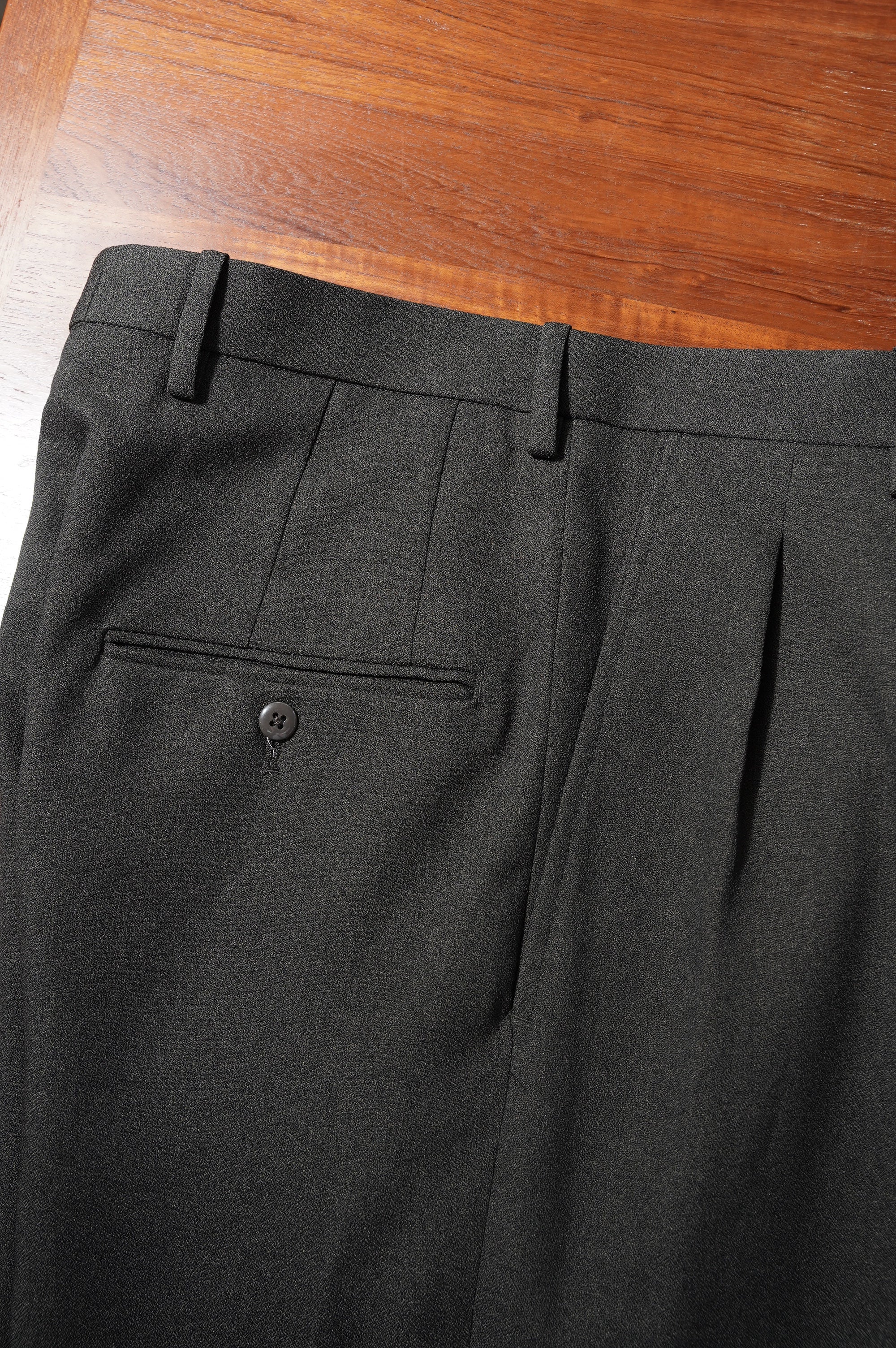 m's braque "TUCKED BAGGY PANTS" ［KHAKI］