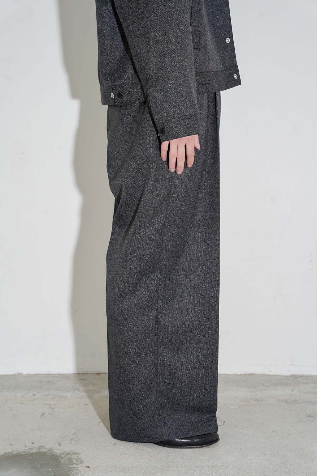 REVERBERATE "TACKED TROUSERS" [BLACK]