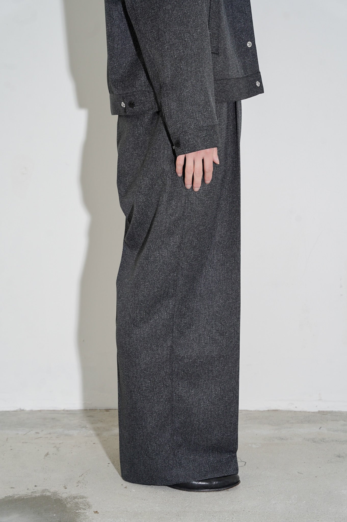 REVERBERATE "TACKED TROUSERS" [BLACK]