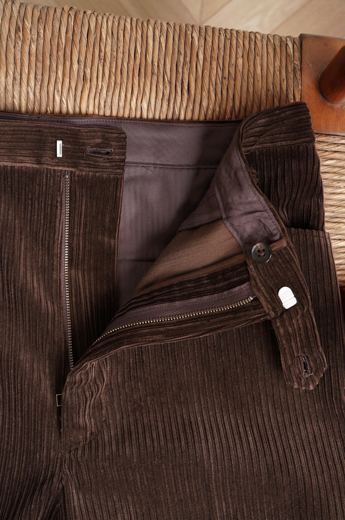BISOWN "MIXED-WALE CORDUROY NOTUCK SLACKS" [BROWN]