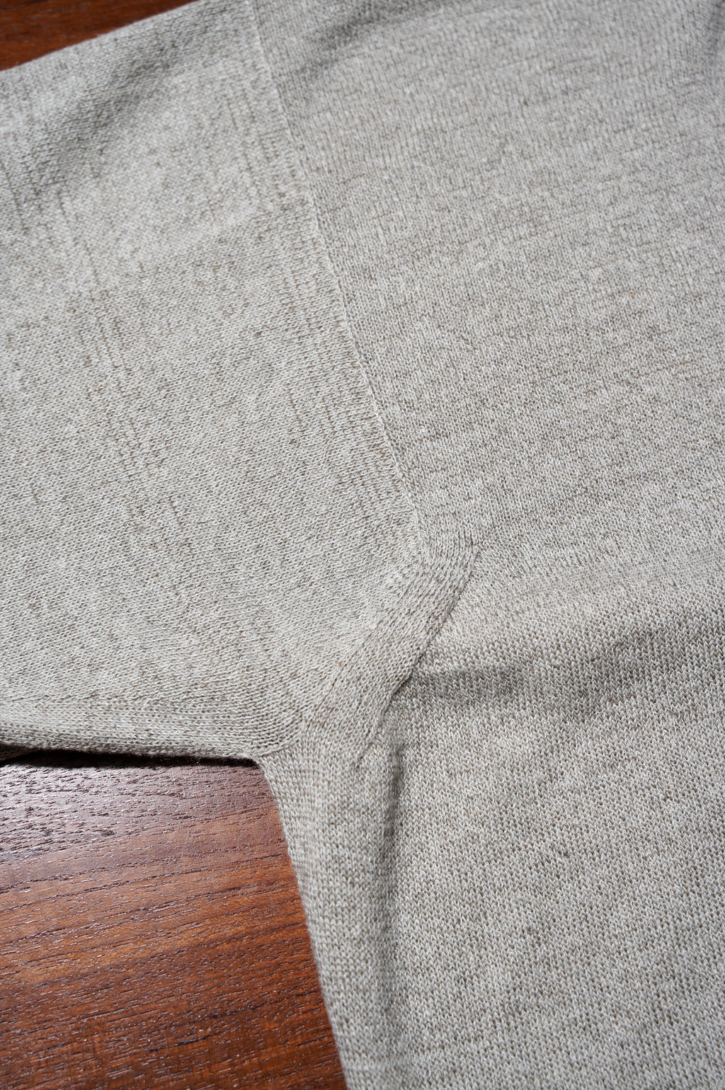 Olde H & Daughter "LINEN SILK PLAIN STITCH V NECK" [WHITE SAND]