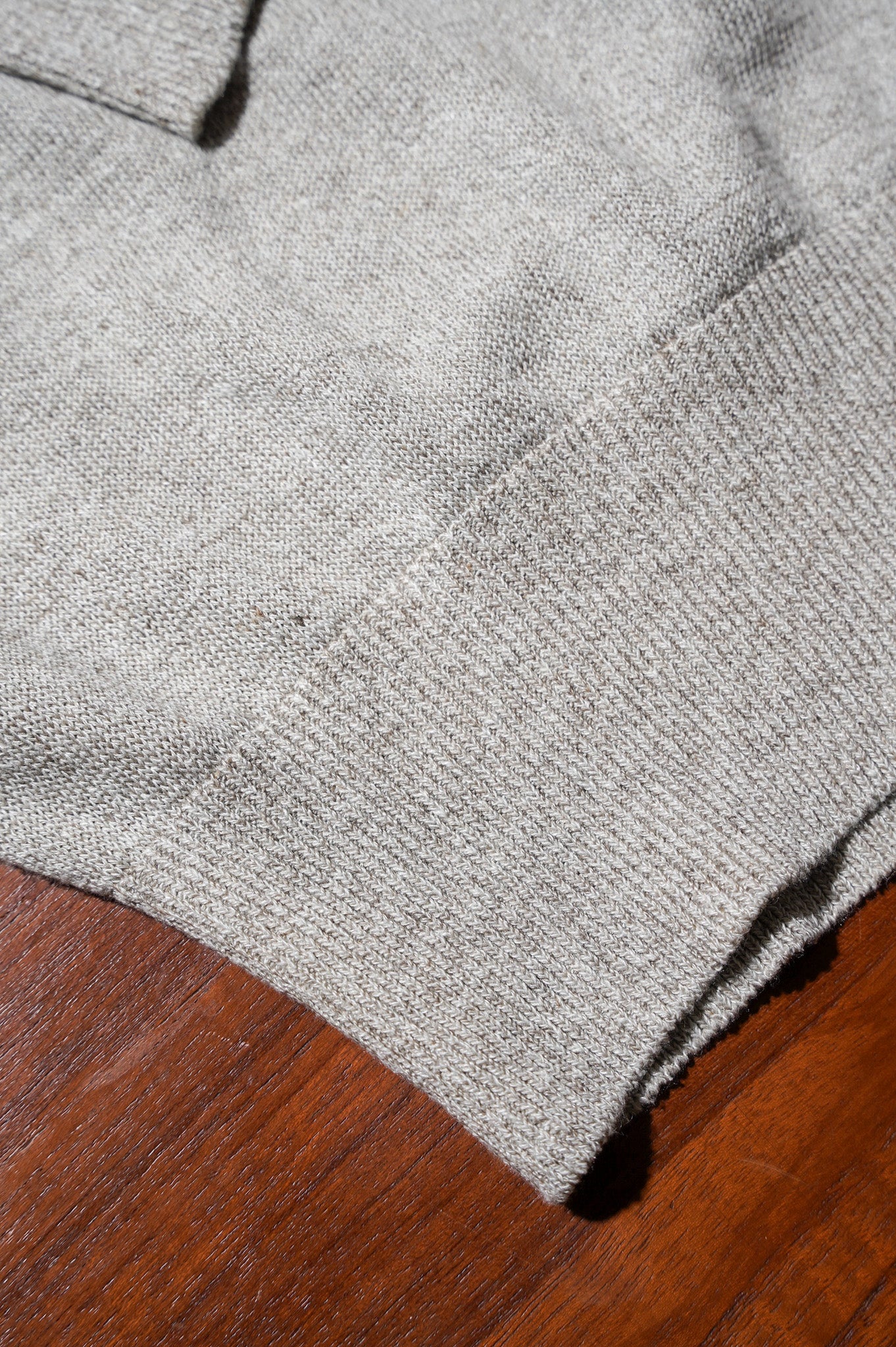 Olde H & Daughter "LINEN SILK PLAIN STITCH V NECK" [WHITE SAND]