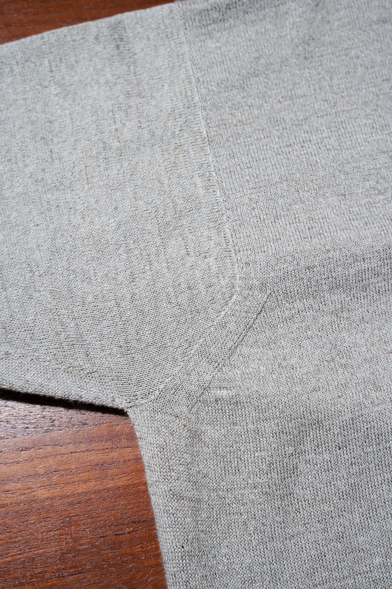 Olde H & Daughter "LINEN SILK PLAIN STITCH V NECK" [SALT]