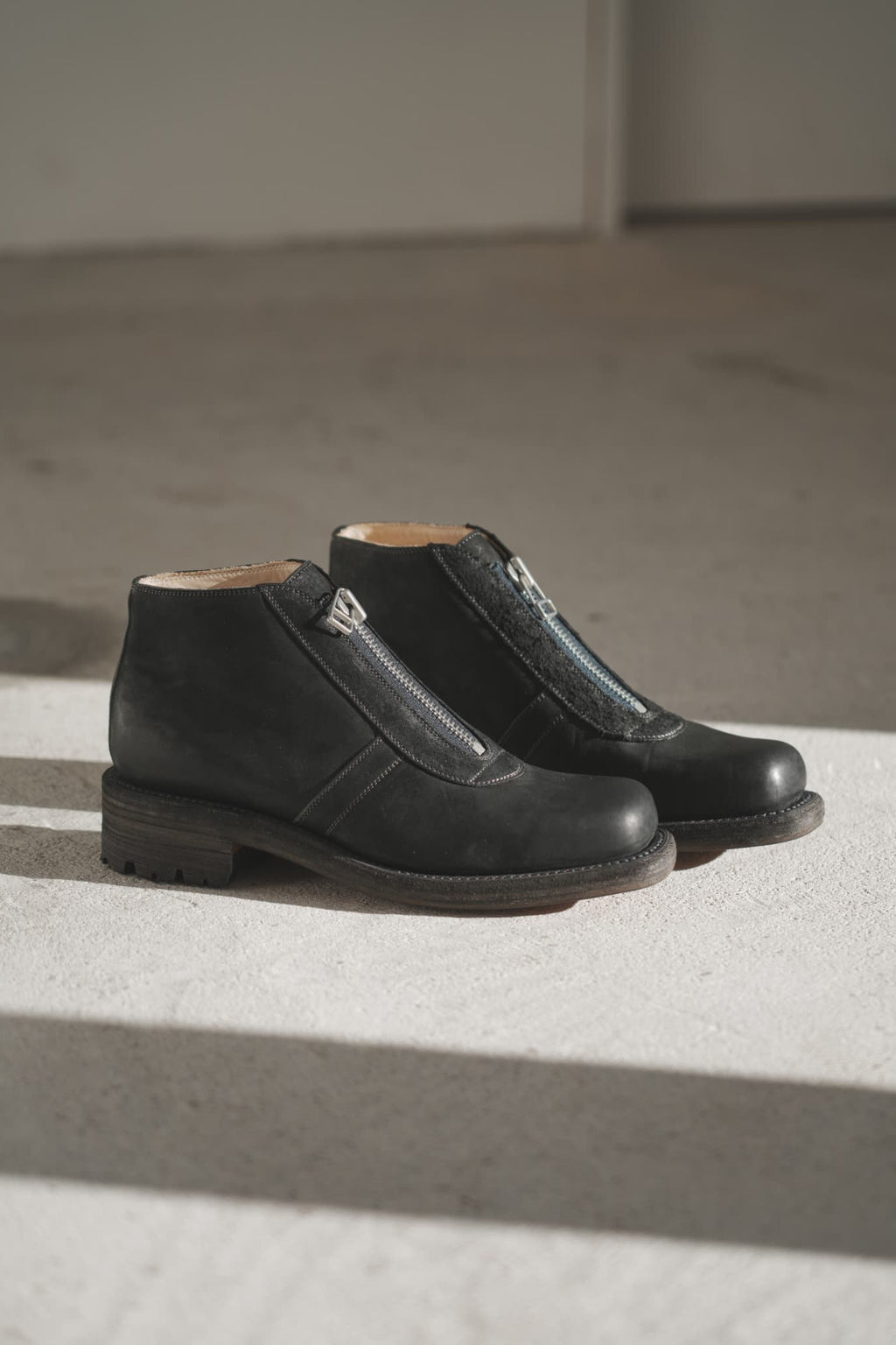 POST PRODUCTION "Box Toe Center Zip" [BLACK]
