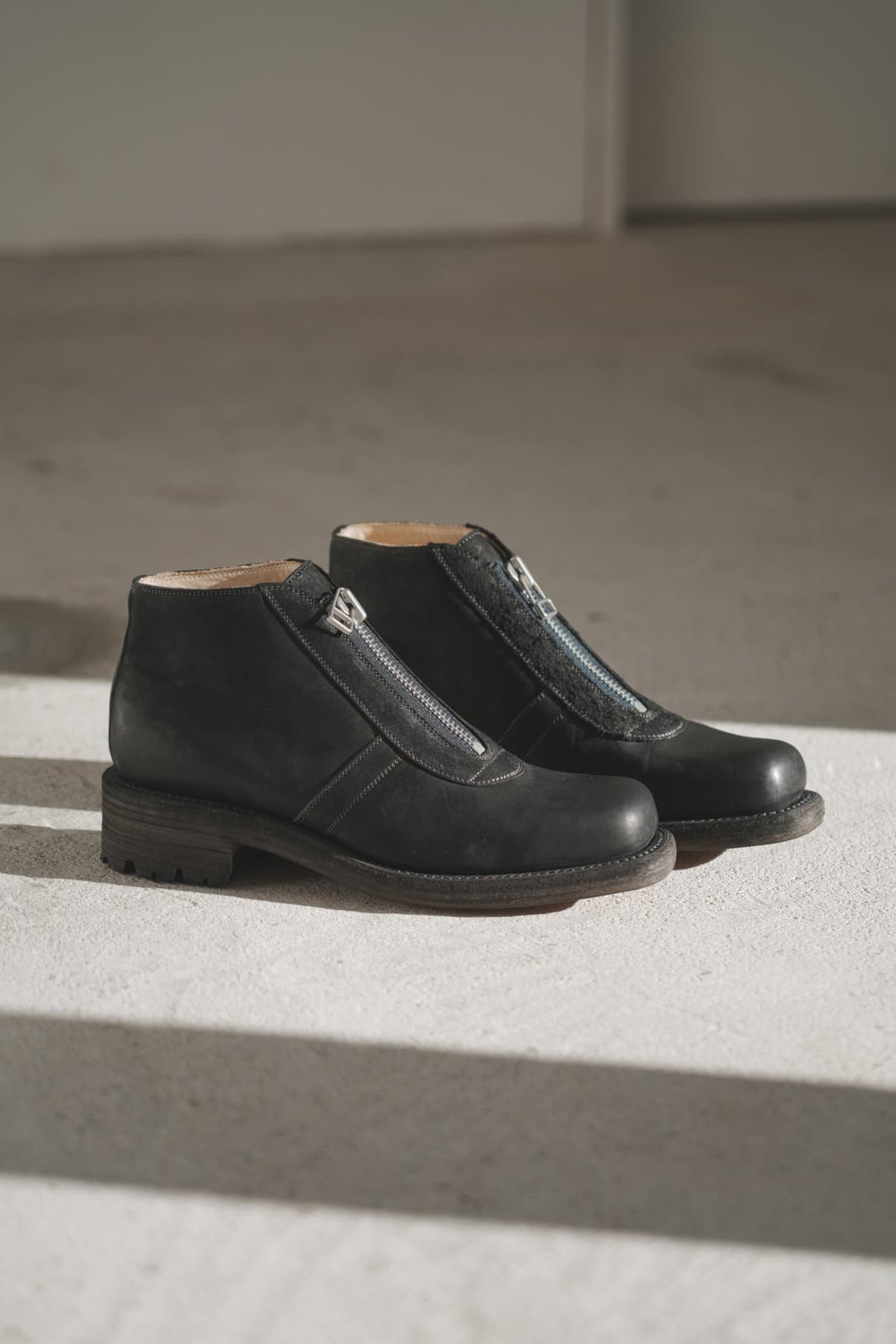 POST PRODUCTION "Box Toe Center Zip" [BLACK]