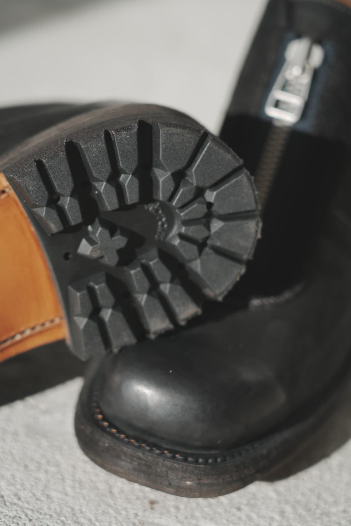 POST PRODUCTION "Box Toe Center Zip" [BLACK]