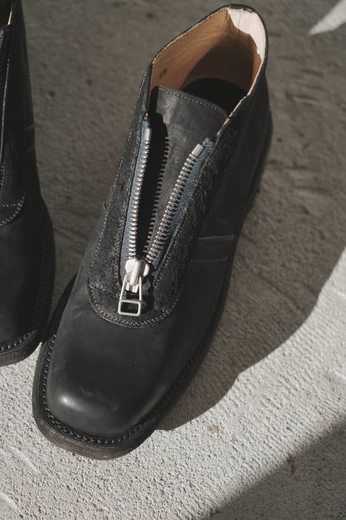 POST PRODUCTION "Box Toe Center Zip" [BLACK]
