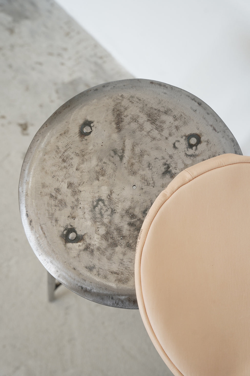 Gurank "Iron Stool with Cow Leather Stool Cover"