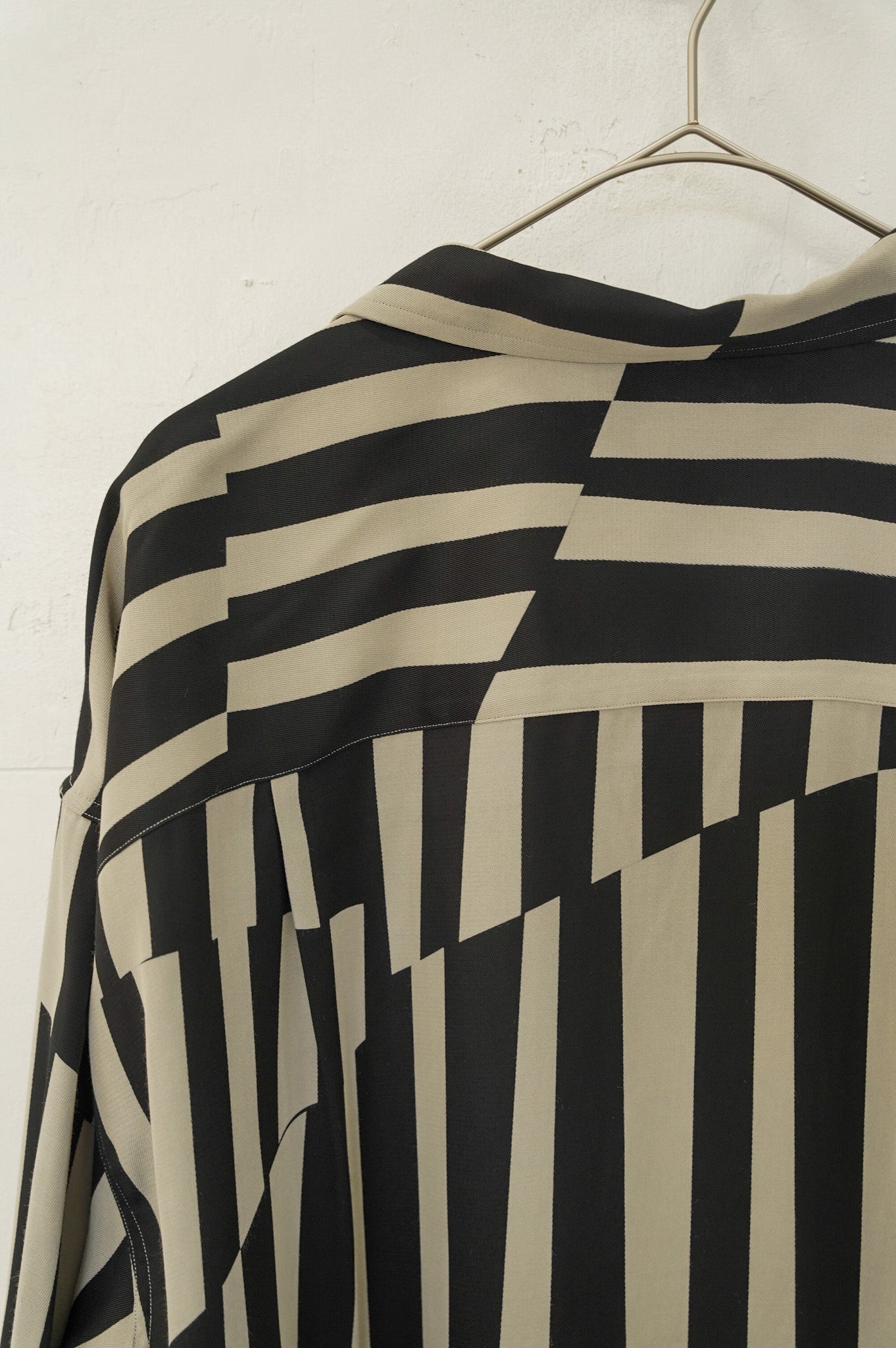 REVERBERATE "OPEN COLLAR SHIRT" [WHITE × BLACK]